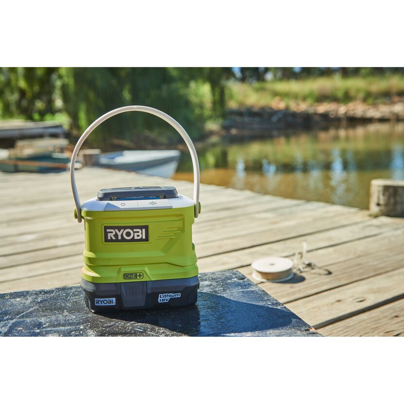 Ryobi Akku-Insektenleuchte auf einem Steg