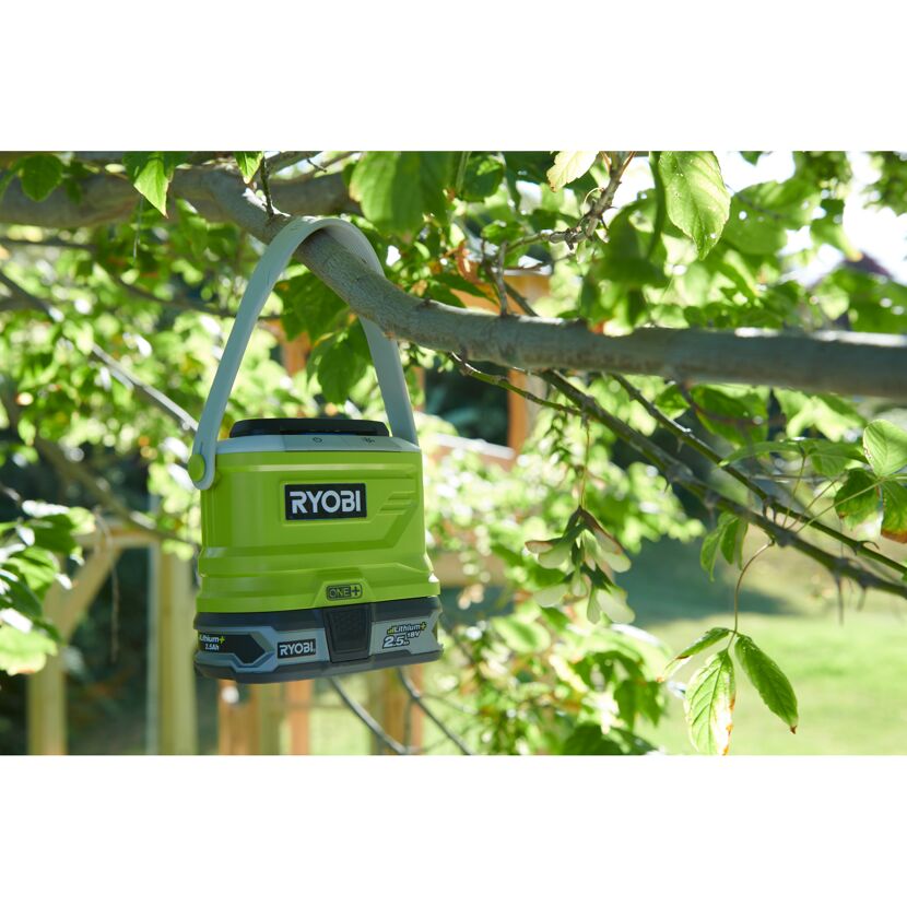 Akku-Insektenleuchte RYOBI ONE+ an einem Ast hängend