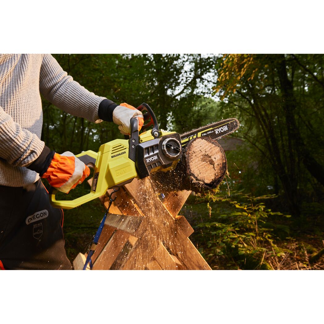 Person sägt mit RYOBI Akku-Kettensäge einen Baumstamm.