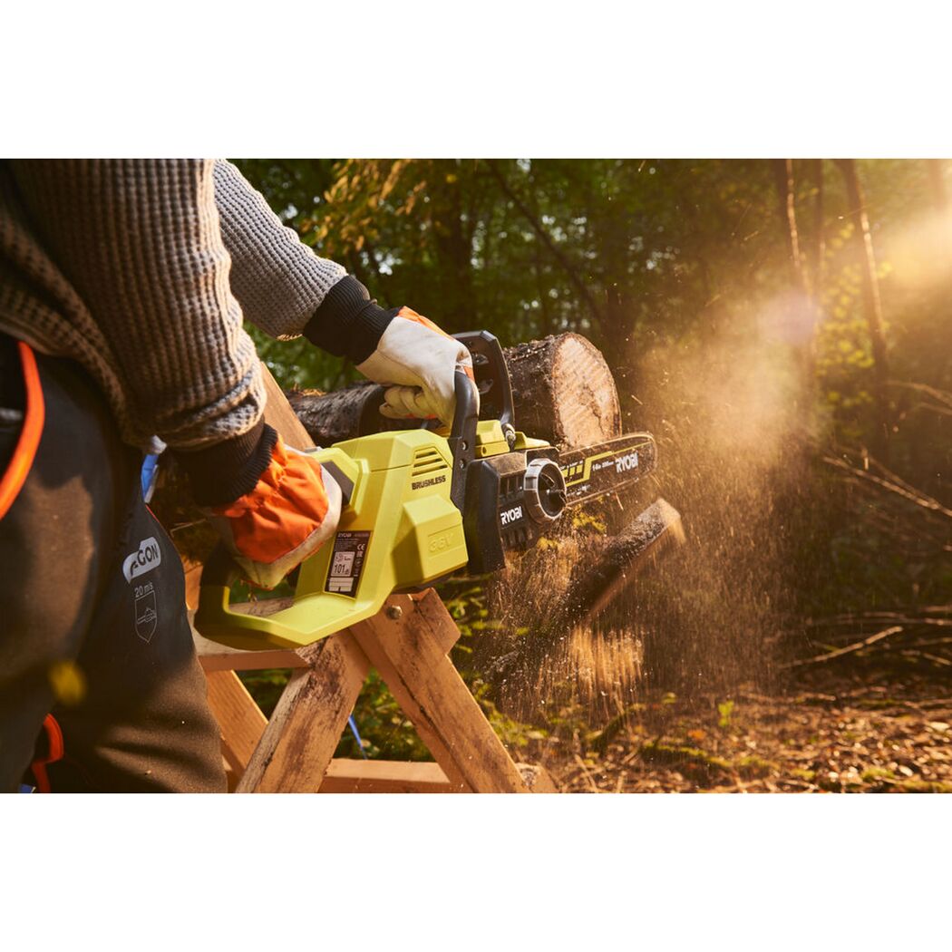 Person sägt Holz mit RYOBI Akku-Kettensäge