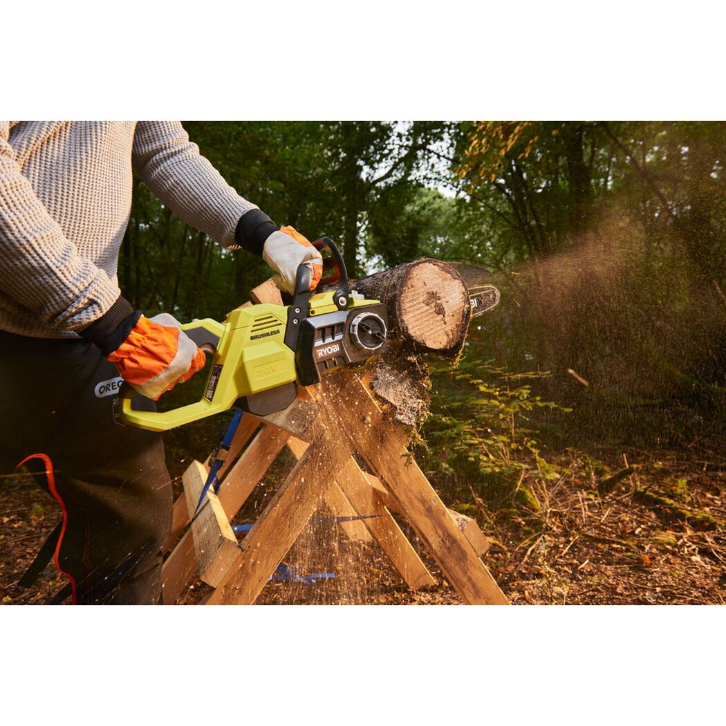 Person sägt Holz mit RYOBI Akku-Kettensäge