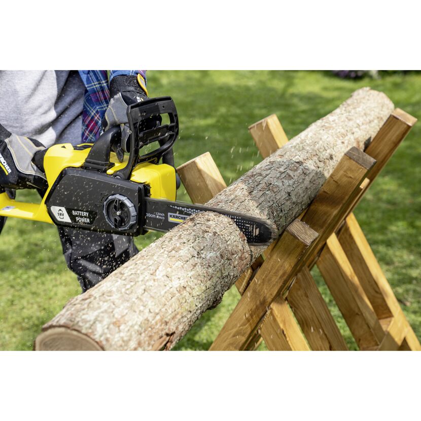 Person sägt Holz mit Akku-Kettensäge von Kärcher.
