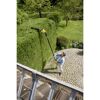 Person schneidet Hecke mit Akku-Heckenschere