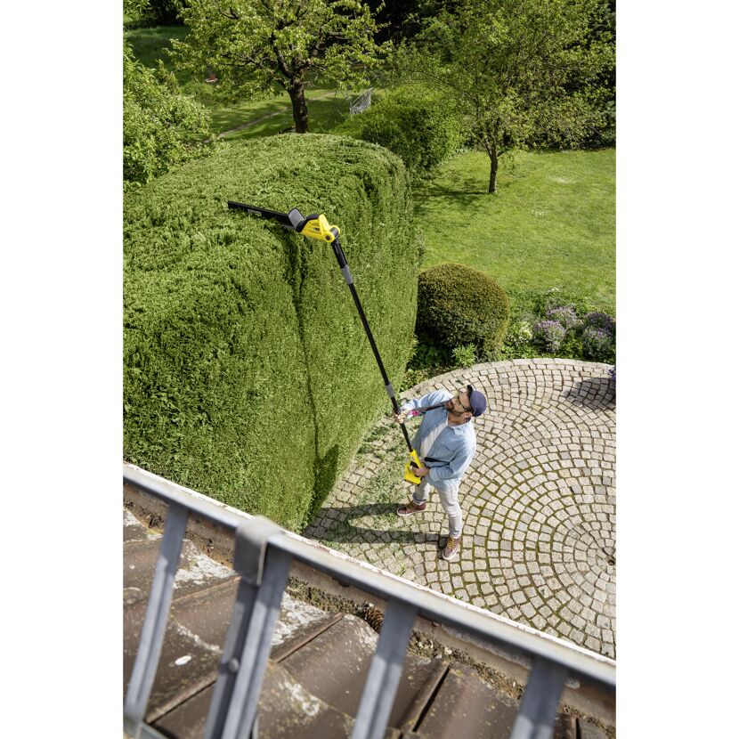 Person schneidet Hecke mit Akku-Heckenschere