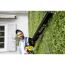 Person schneidet Hecke mit Akku-Heckenschere
