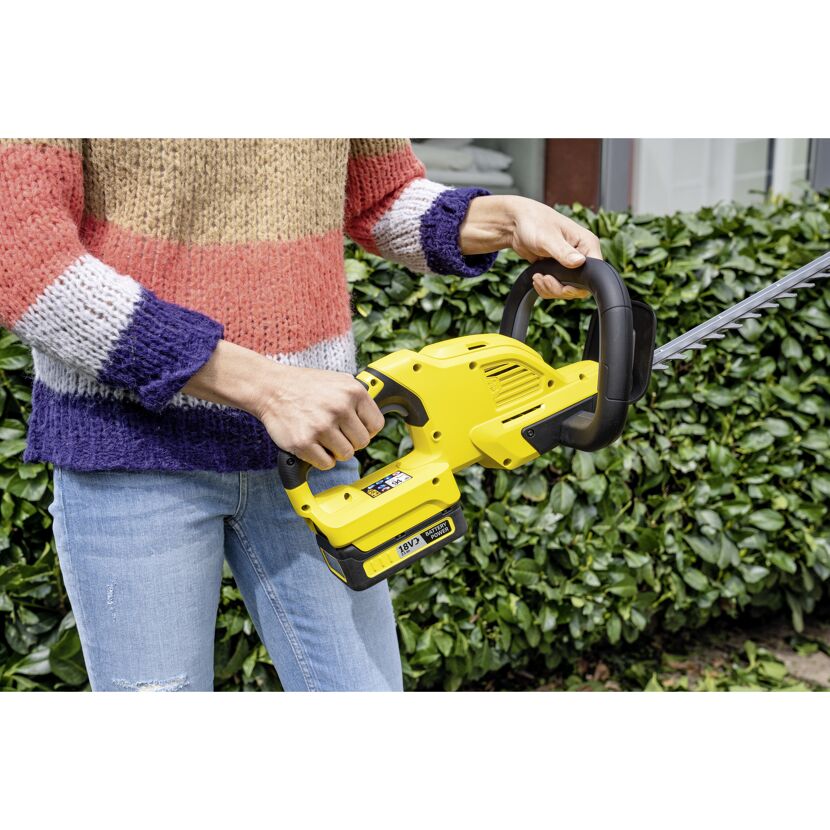 Person verwendet Akku-Heckenschere HGE 18-45 18V