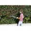 Person schneidet eine Hecke mit einer Akku-Heckenschere.