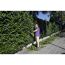 Person schneidet eine Hecke mit einer Akku-Heckenschere.