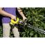 Person schneidet Hecke mit Akku-Heckenschere.