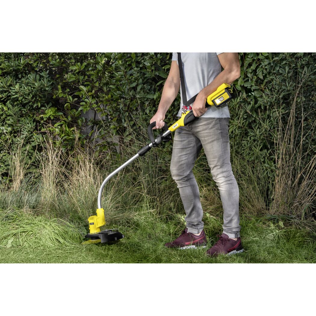Person mäht Rasen mit Akku-Rasentrimmer