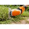 Person schneidet Gras mit Akku-Strauchschere HSA 26 von STIHL