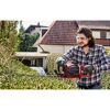 Person schneidet Hecke mit Benzin-Heckenschere.