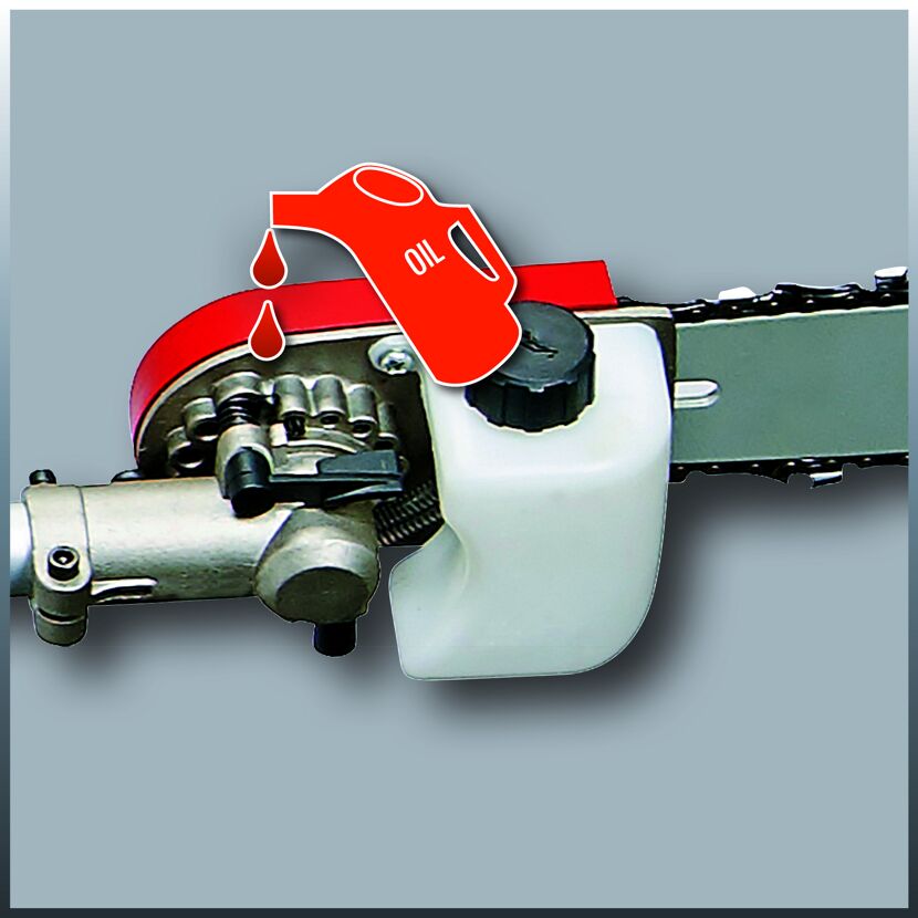 Öl wird in ein Multitool geschüttet.