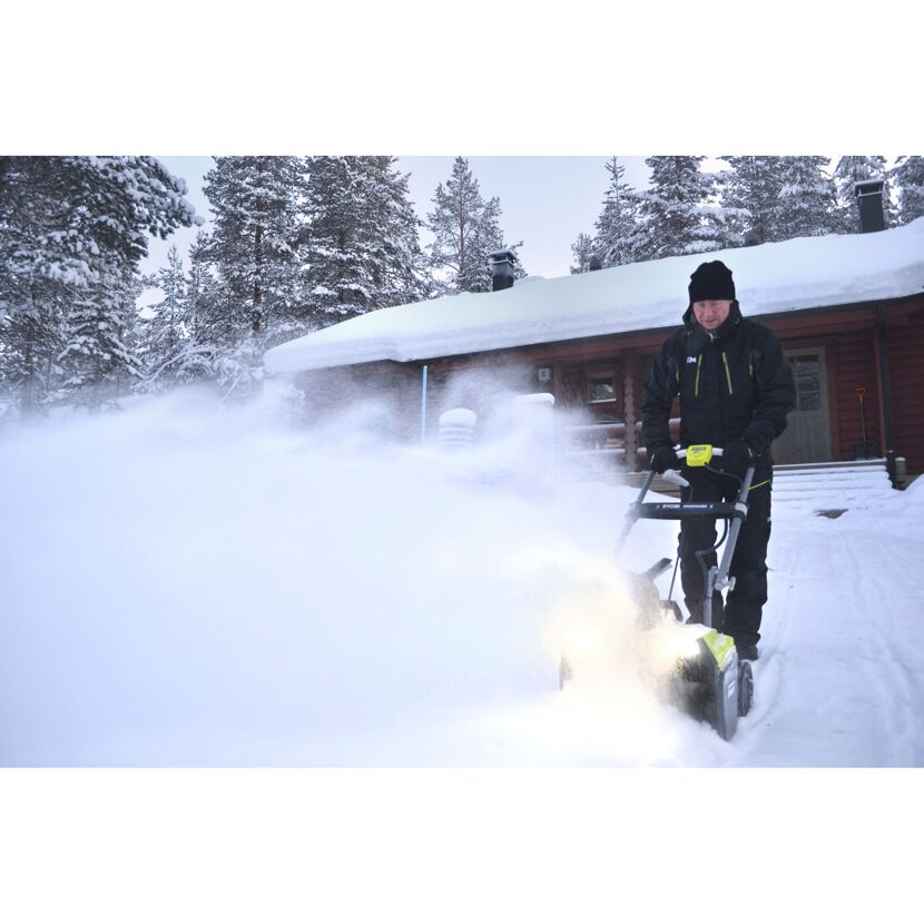Person räumt Schnee mit Schneefräse