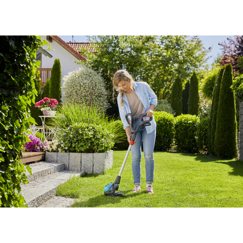 Person verwendet den Akku-Trimmer EasyCut Li-18/23 im Garten.