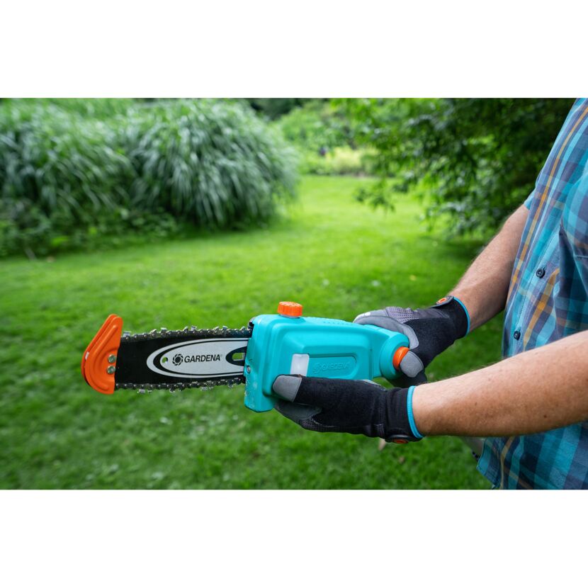 Person hält einen GARDENA Akku-Hochentaster