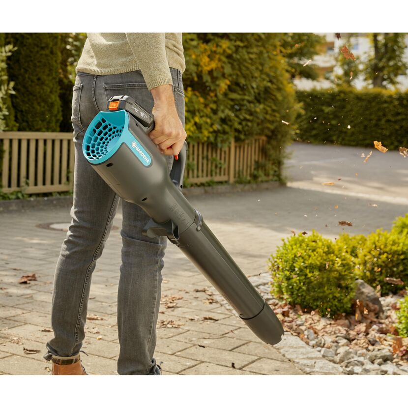 Person verwendet einen Akku-Laubbläser von GARDENA.