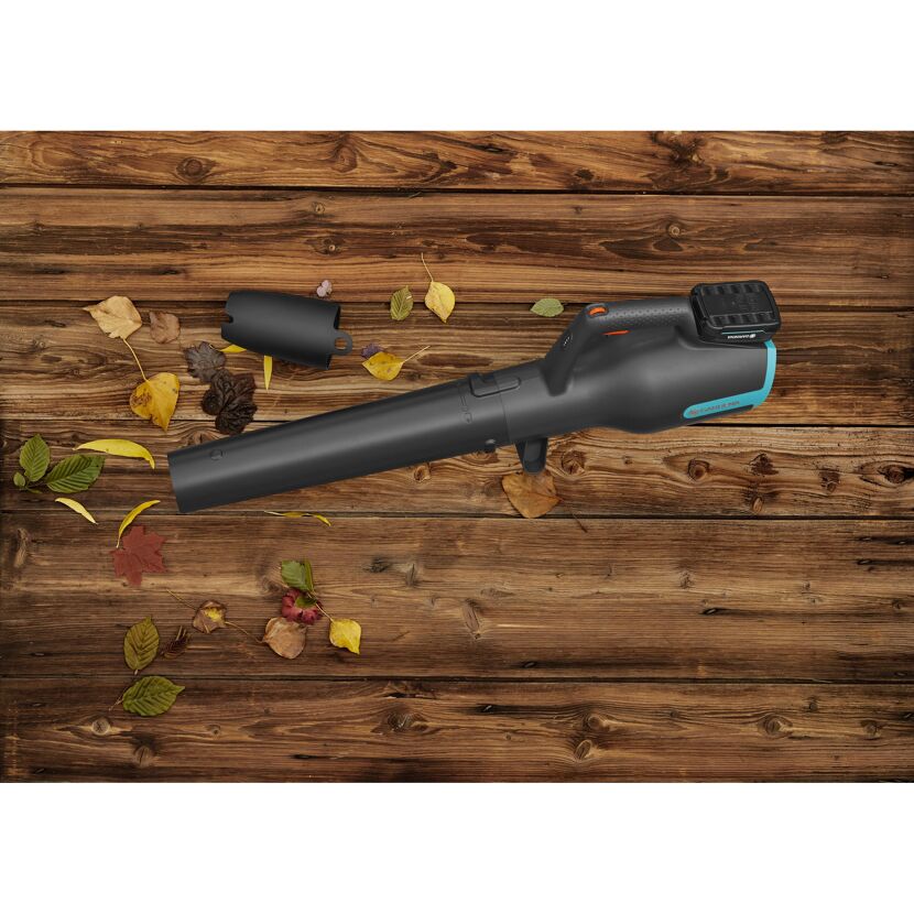 Gardena Akku-Laubbläser PowerJet 18V auf Holztisch mit Laubblättern