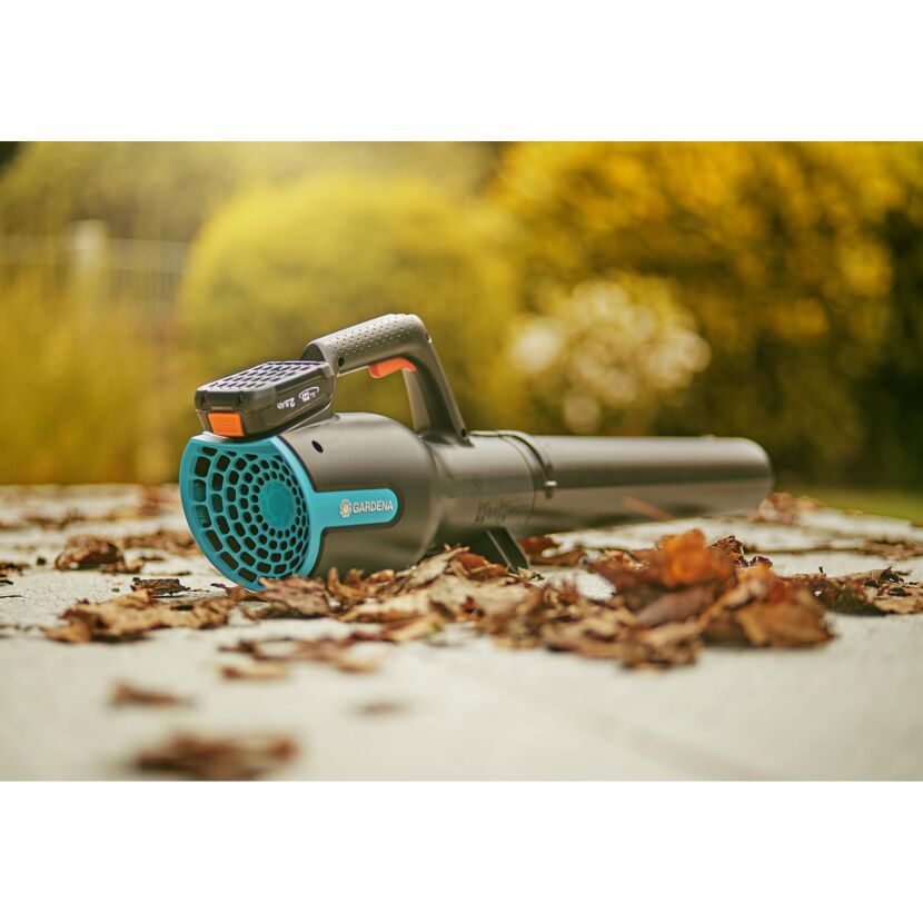 Gardena Akku-Laubbläser PowerJet 18V auf Laub