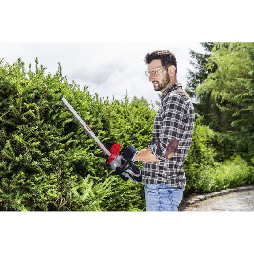 Person schneidet Hecke mit AL-KO Heckenschere