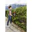 Person schneidet Hecke mit Akku-Heckenschere