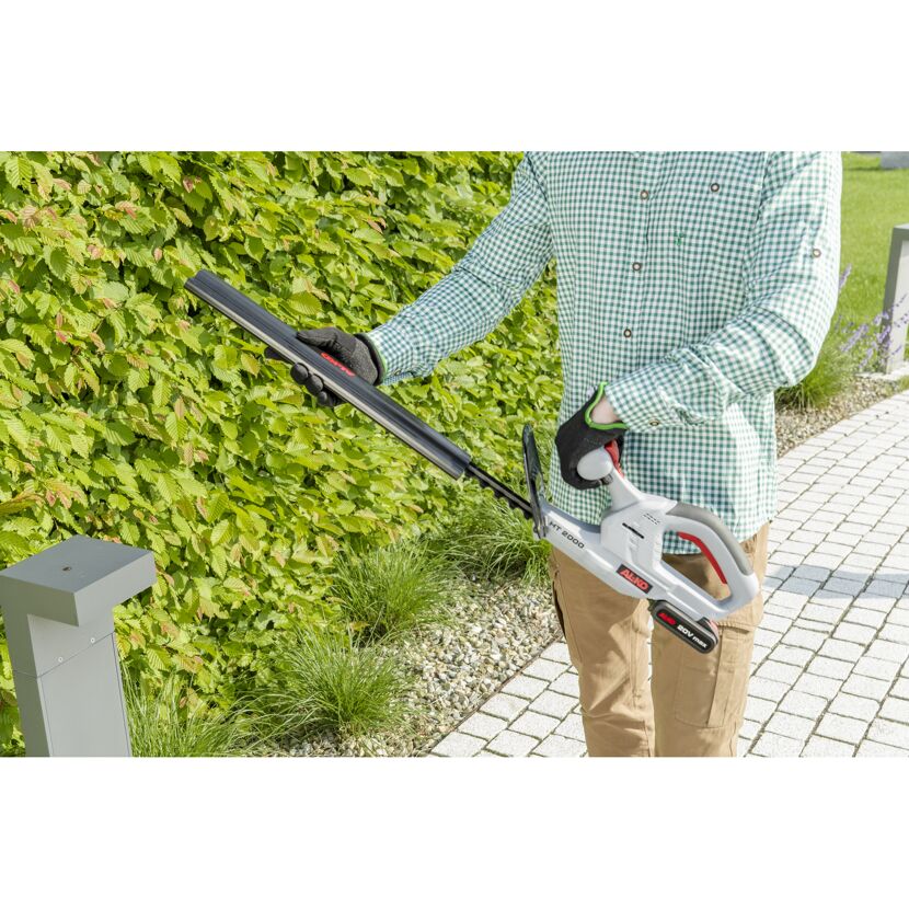 Person verwendet AL-KO Heckenschere HT 2000.