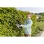 Person schneidet Hecke mit AL-KO Akku-Heckenschere