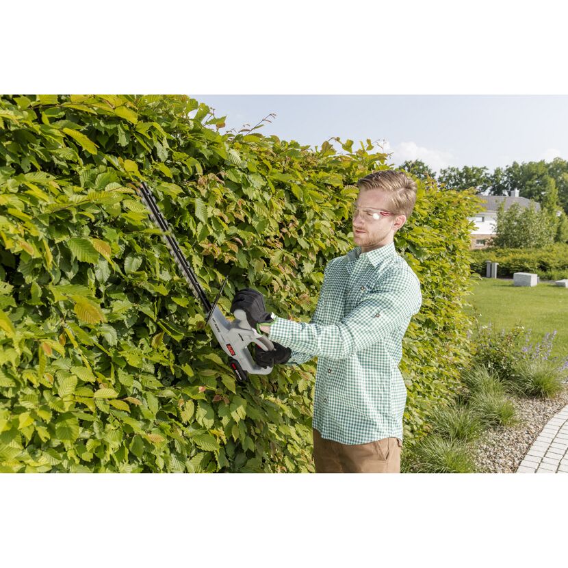Person schneidet Hecke mit AL-KO Akku-Heckenschere
