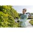 Person schneidet eine Hecke mit einer Akku-Heckenschere