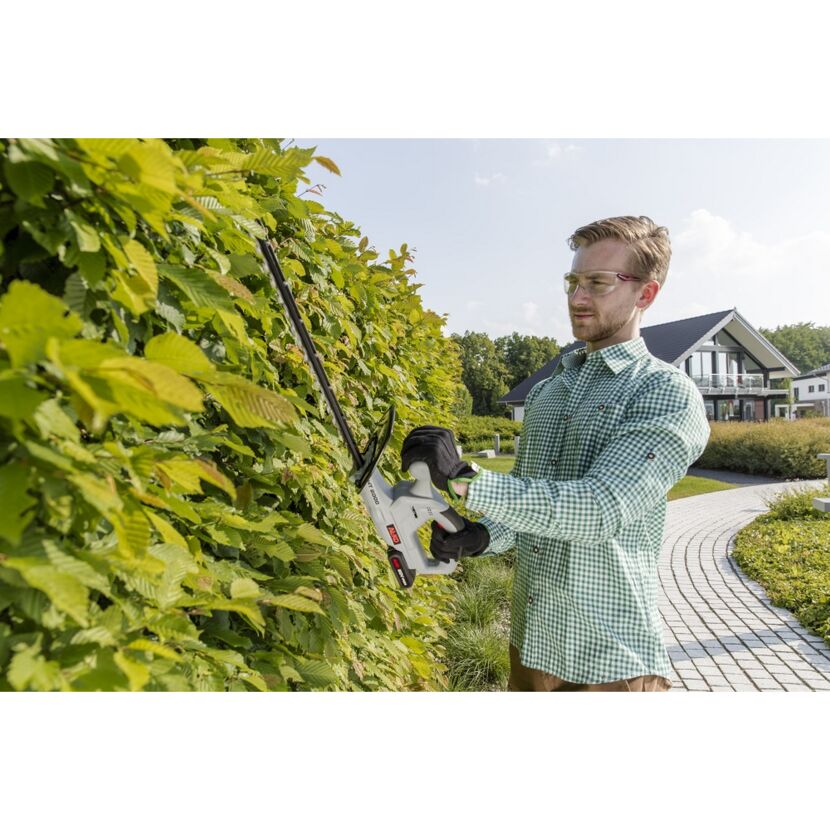 Person schneidet eine Hecke mit einer Akku-Heckenschere