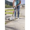 Person entfernt Unkraut mit Fugenreiniger