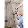 Person entfernt Unkraut mit Fugenreiniger