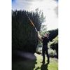 Person schneidet Hecke mit Akku-Heckenschere
