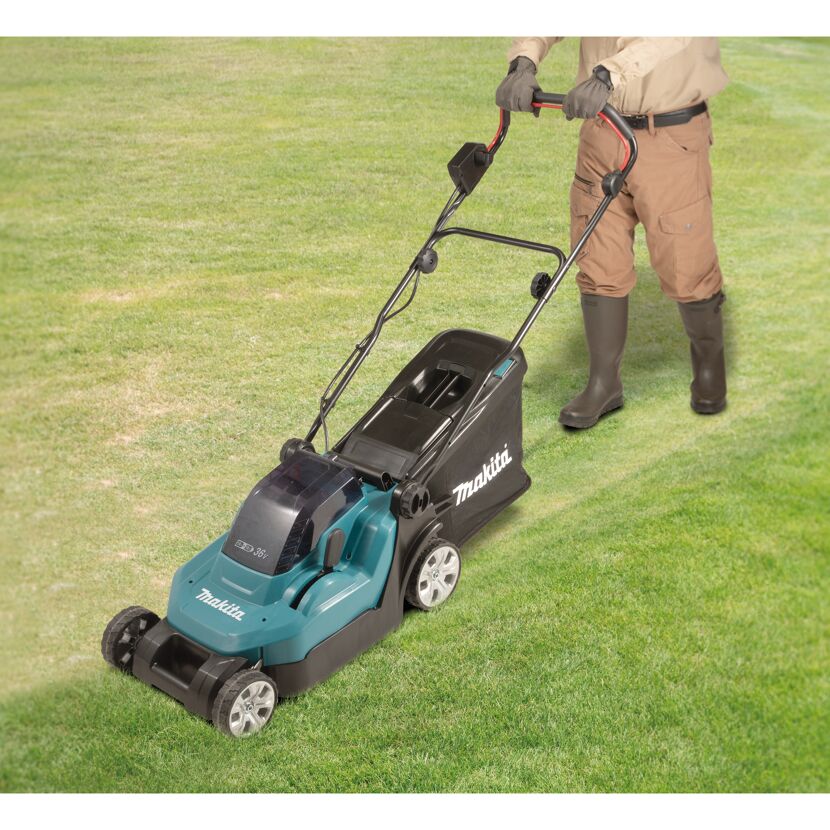 Person mäht Rasen mit Makita Akku-Rasenmäher.