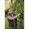 Person schneidet Hecke mit Akku-Heckenschere