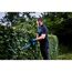 Person schneidet eine Hecke mit einer Akku-Heckenschere.