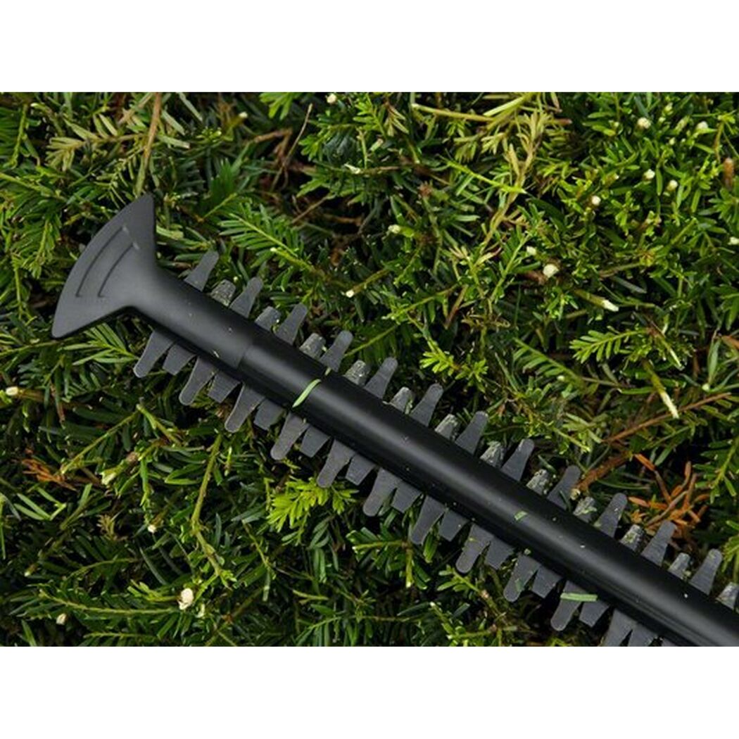 EasyHedgeCut 18-45 Heckenschere beim Schneiden einer Hecke