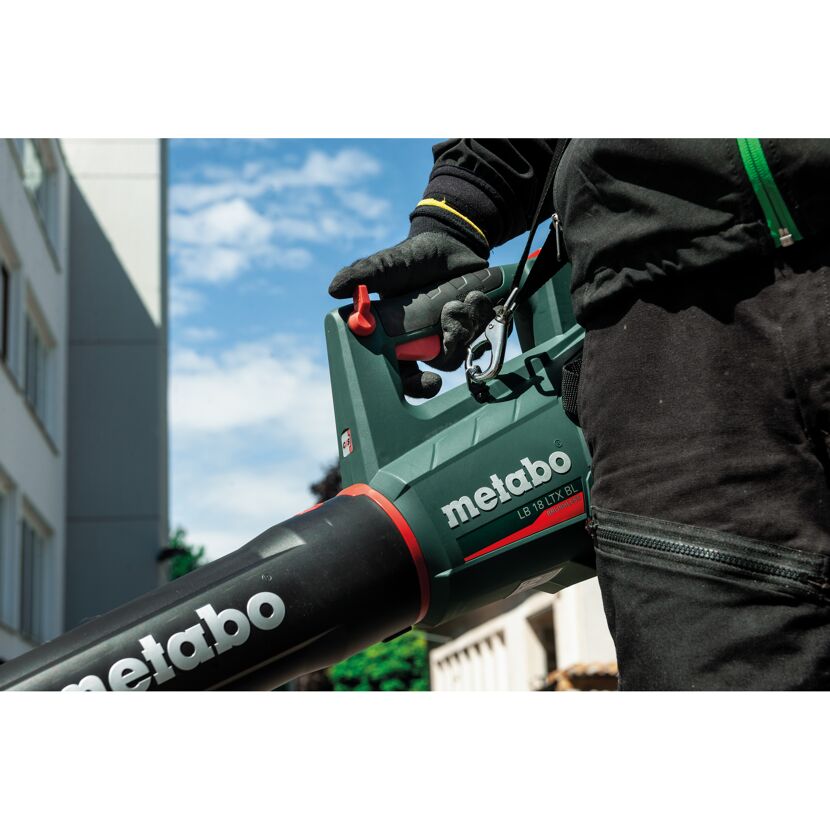Person hält einen Laubbläser von Metabo