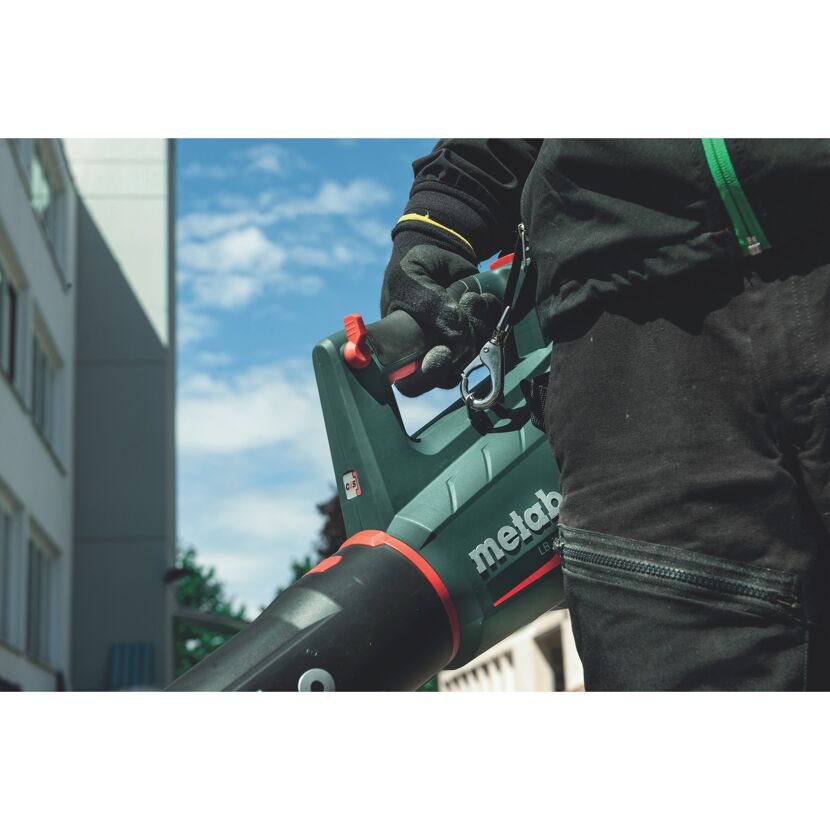 Person hält Laubbläser von Metabo