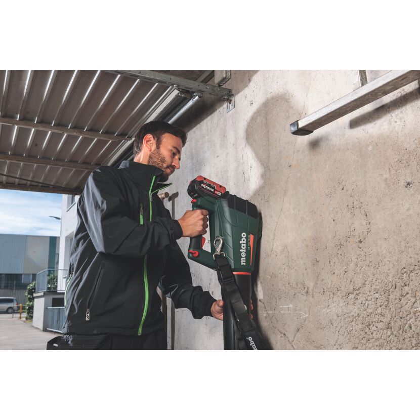 Person mit Laubbläser LB 18 LTX BL von Metabo