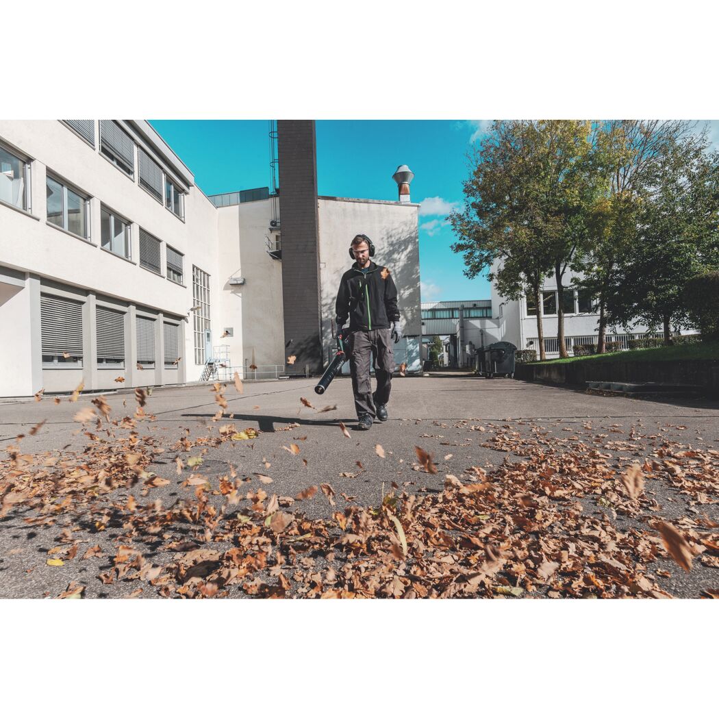 Person beim Laubblasen mit Laubbläser