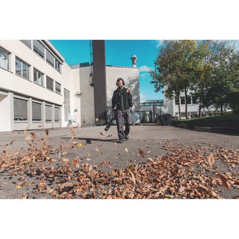 Person beim Laubblasen mit Laubbläser