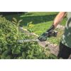 Person schneidet Hecke mit Akku-Grasschere.
