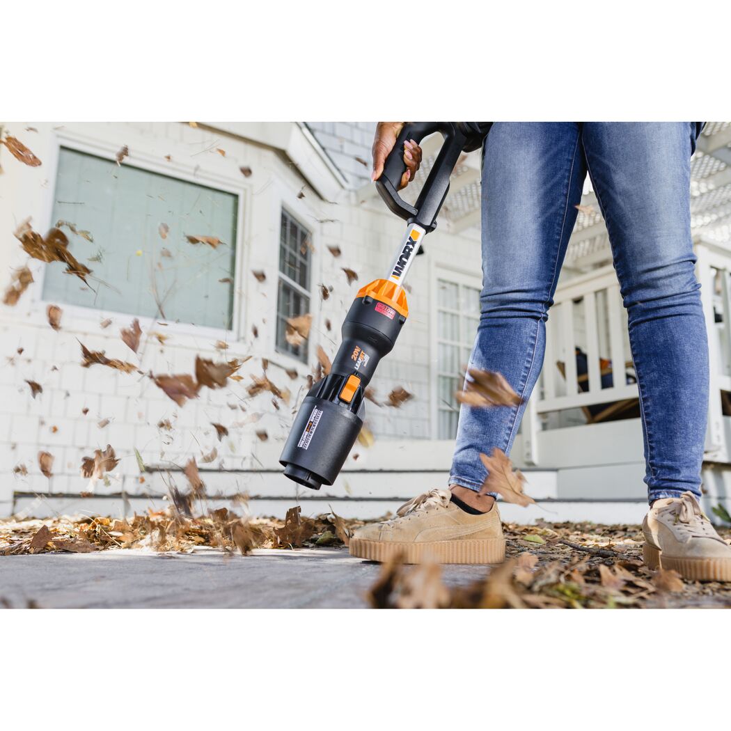 Person verwendet Laubbläser im Garten