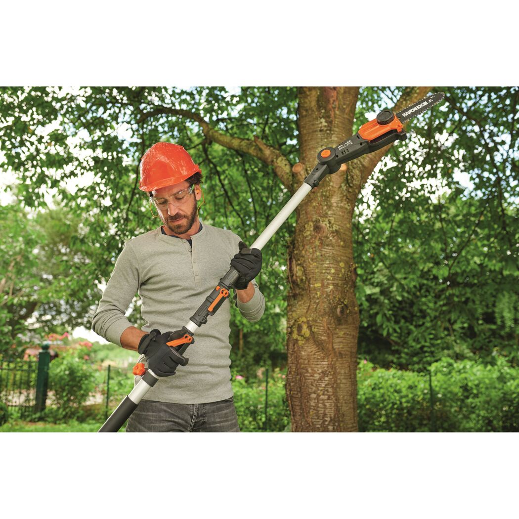 Person mit Helm und Schutzbrille bedient eine Teleskop-Kettensäge von Worx.