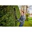 Person schneidet Hecke mit Akku-Heckenschere