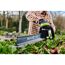 Person schneidet Hecke mit Akku-Heckenschere