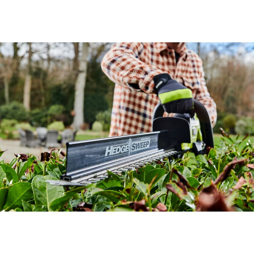 Person schneidet Hecke mit Akku-Heckenschere