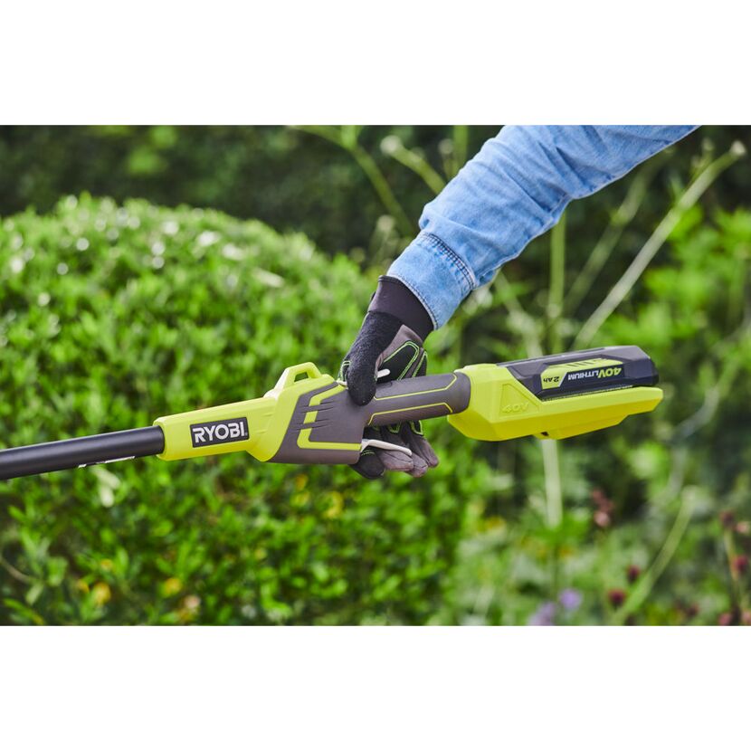 Person hält einen RYOBI Akku-Rasentrimmer