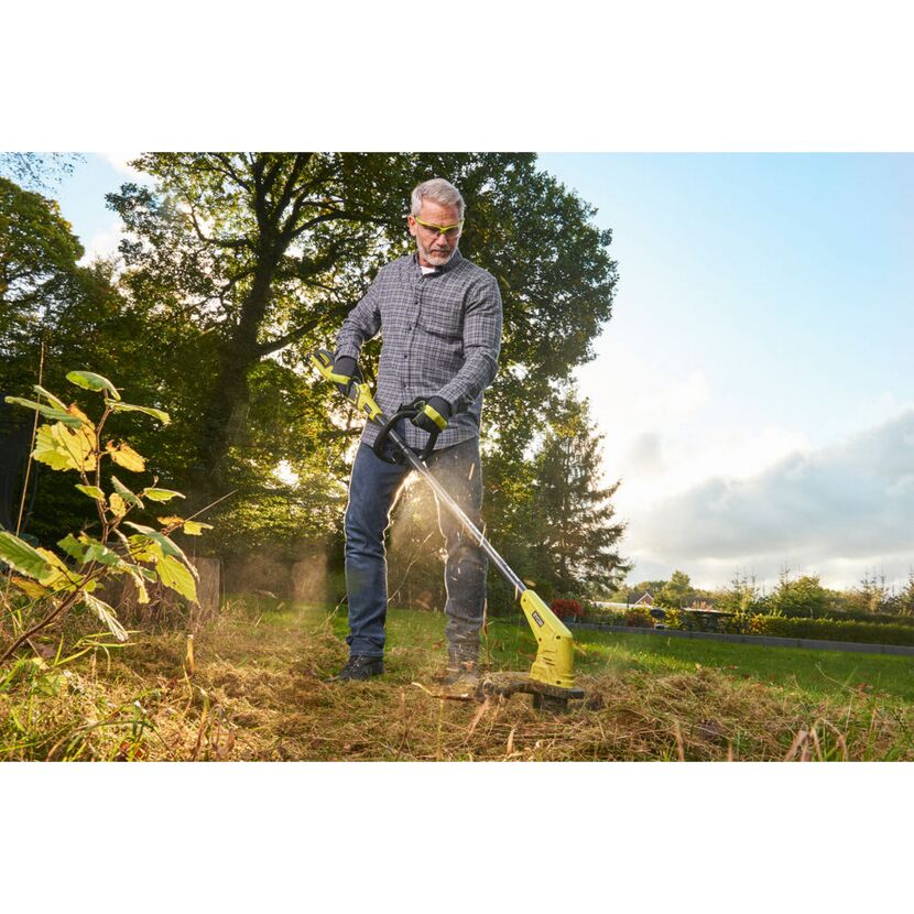 Person mäht mit Akku-Rasentrimmer